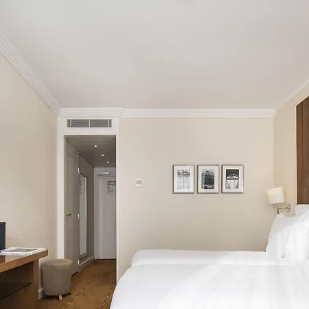 Warwick 4* Geneva